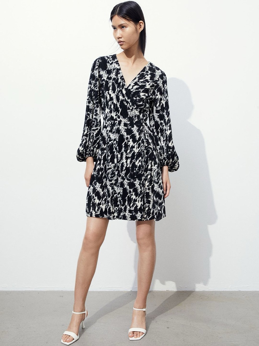 H&M Pleated Balloon Sleeve Wrap Mini Dress Black Cream Abstract Print Size L